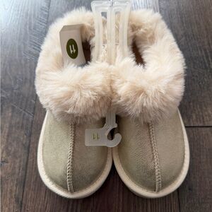 NWT Girls Slippers